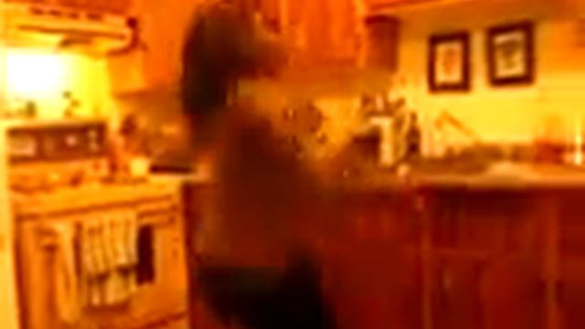 Горячий танец на кухне.flv смотреть онлайн