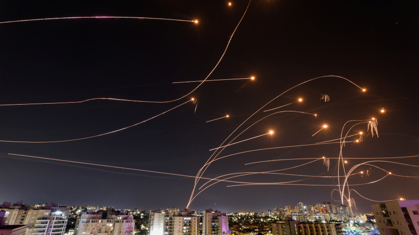 Число погибших в Израиле растет, бунты в Европе не прекращаются: самые важные события дня