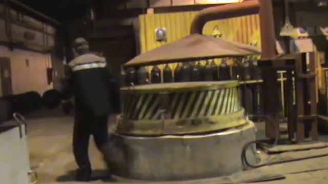 Бухта провода биметалла (Медь) обжигается в печи. смотреть онлайн