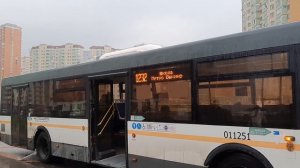 Автобус ЛиАЗ-5292.60 следует по маршруту 1232 «м. Выхино - Школа»