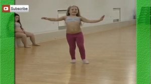 Девочка танцует красиво танец живота