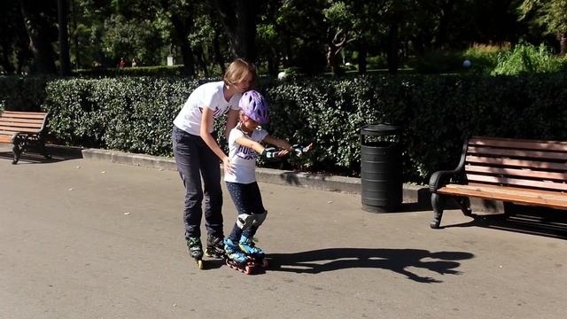 Как безопасно научить ребенка кататься на роликах | Школа роликов RollerLine Роллерлайн в Москве смотреть онлайн