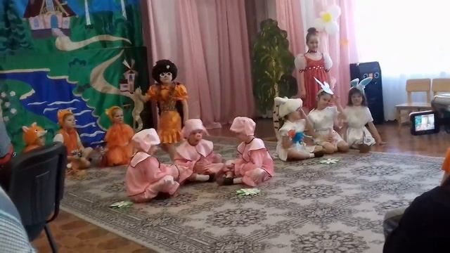 Сказка "Трое поросят - на новый лад". Группа №5. ДУЗ №10 смотреть онлайн