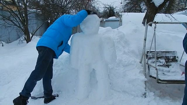 Игра в кальмара - лепим охранника из снега в полный рост смотреть онлайн