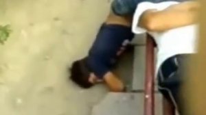 пьяные на улицу спят на скамейку