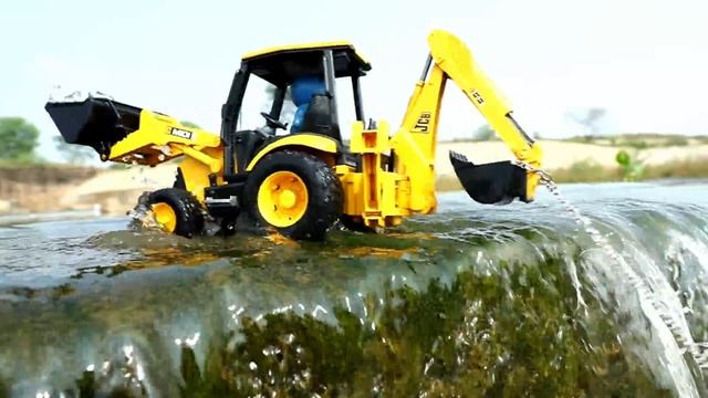 Гружёный трактор свалился в воду с дамбы смотреть онлайн