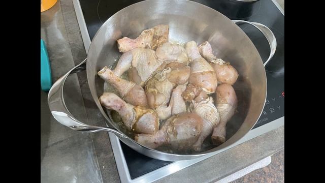 Мясо курицы с жаренным картофелем и луком с чесноком в сотейнике на индукционке. смотреть онлайн