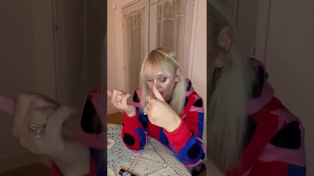 2 я часть о косметике Сислей: продукты для лица , глаз и губные помады смотреть онлайн