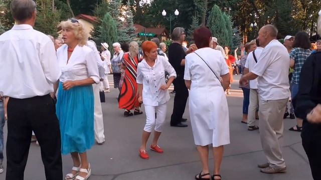 МЕРЦАЮТ ОГОНЬКИ НОЧНЫМИ ЗВЁЗДАМИ! ТАНЦЫ В ПАРКЕ ГОРЬКОГО ХАРЬКОВ СЧАСТЛИВЫЕ ДНИ смотреть онлайн