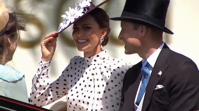 Prince William & Kate Middleton lead the Royal Procession at Royal Ascot! смотреть онлайн