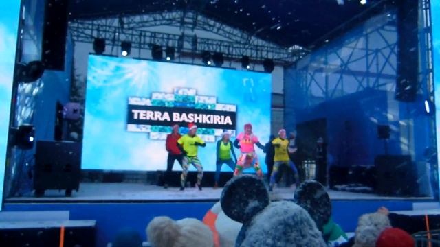 город уфа фестиваль терра зима 1 января 2023 ЗАЖИГАТЕЛЬНЕ ТАНЦЫ НА СЦЕНЕ смотреть онлайн