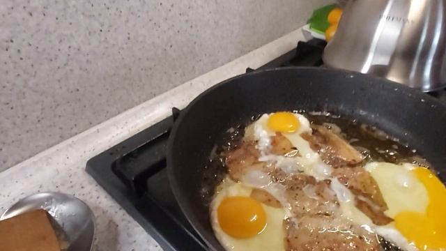 Яичница с беконом смотреть онлайн