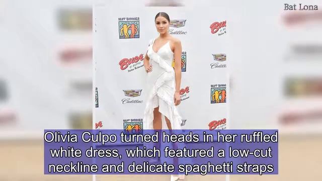 Kaia Gerber rocks polka dot dress while Cindy Crawford slips on floral смотреть онлайн