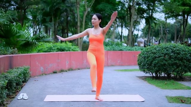 Basic Stretching For Beginners with Uri Training смотреть онлайн