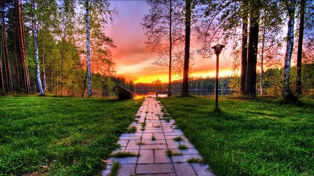 Картинка природа. Облака, лодка, озеро, закат, лес, деревья, пейзаж, небо. смотреть онлайн