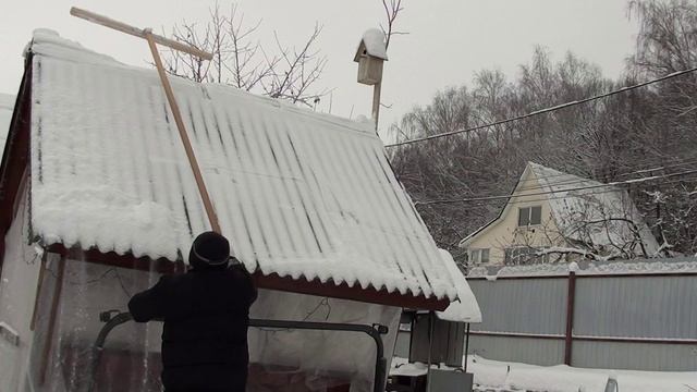 Декабрь// Снег валит и валит// Почистил крыши на даче смотреть онлайн