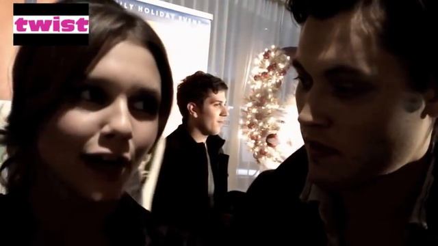 Alexandra Chando and Blair Redford Dish About The Lying Game and the Holidays! смотреть онлайн