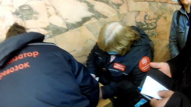 Контролерша ГКУ под предлогом проверки регистрации вымолвила документы у пассажира. Часть 1. смотреть онлайн