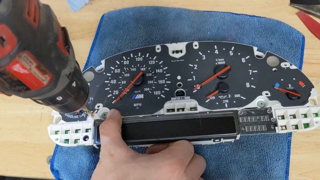 Fixing my E39 Instrument Cluster LCD Pixels at Home! E39 M5 Wagon Build Pt 22 смотреть онлайн