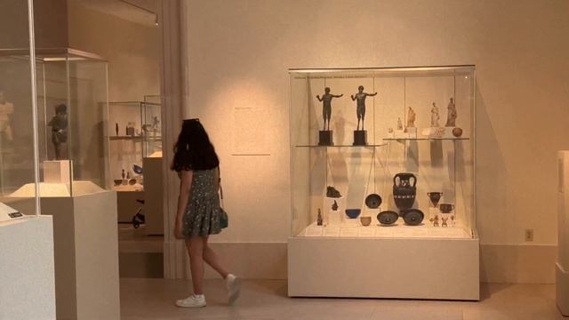 Exploring MET Museum For The First Time #nyc #usatravel #metmuseum смотреть онлайн