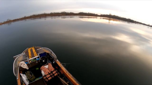 Трофейная рыба пряталась у кромки льда смотреть онлайн
