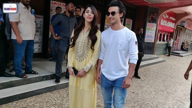 EXCLUSIVE: Aayush Sharma & Warina Hussain Visit Gaiety Galaxy Together To See LOVERATRI Teaser смотреть онлайн