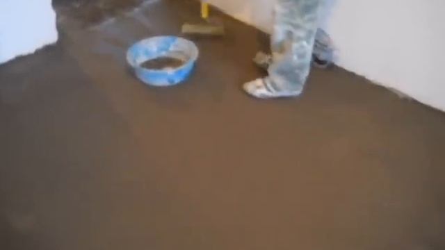Увлажнение стяжки и накрывка полиэтиленом смотреть онлайн