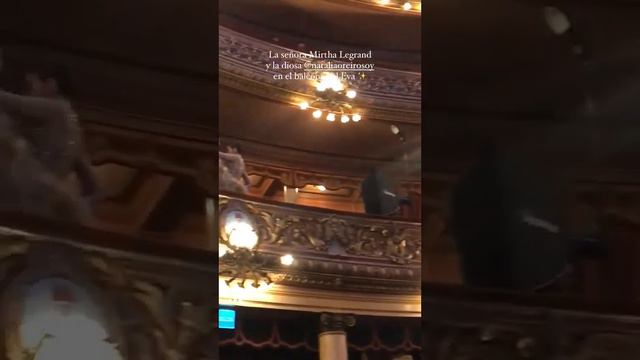 Natalia Oreiro y Mirtha Legrand en los palcos del Teatro Colón en la Avant Première de Santa Evita смотреть онлайн