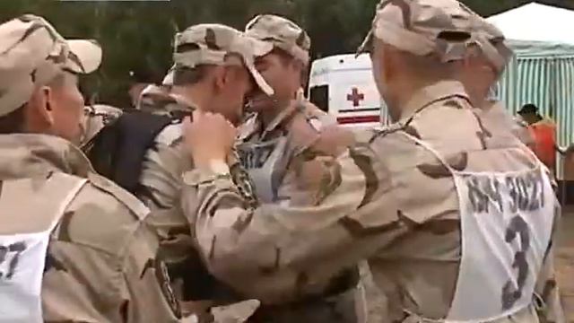 Под Киевом бойцы спецотряда сдают экзамен на краповый берет смотреть онлайн