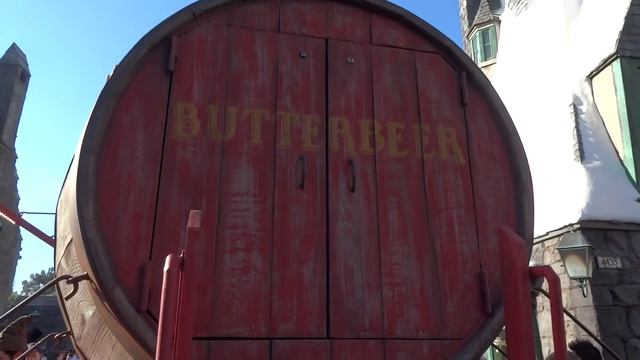 Butterbeer cart in Hogsmeade at Universal Studios Hollywood's Wizarding World of Harry Potter смотреть онлайн