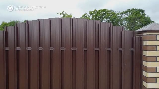 Установка фигурного забора из металлоштакетника (евроштакетника) смотреть онлайн