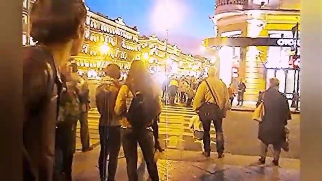 Питер?Атмосферное видео. Уличные музыканты?Невский проспект и Московский вокзал. смотреть онлайн