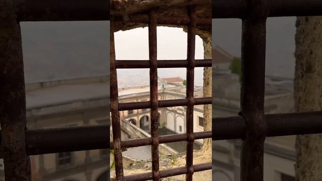 Замок СантЭльмо в Неаполе! С очень живописными видами на город и монастырь Святого Мартина смотреть онлайн