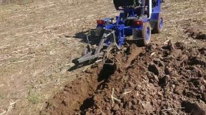 пахата самодельным плугом (конный ) на минитрактор переломка Т-150