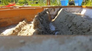 три стины из песка против воды