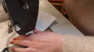 Как отремонтировать ткань, которая порвалась под пуговицами? Как зашить так, чтобы не было заметно?