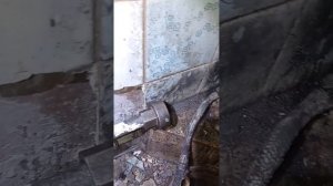 ❓Как Нарезать Трубную Резьбу на Трубе G 1/2 дюйма в Квартире труднодоступного месте