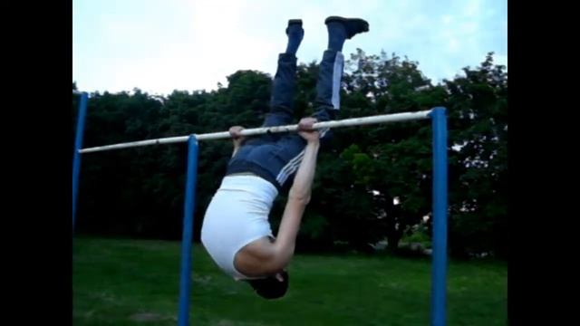 Street Workout - Это моя жизнь. Ласточка, выходы на две, отжимания на одной, и еще пару элементов. смотреть онлайн