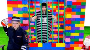 ПОСАДИЛА СЕСТРУ В ЛЕГО ТЮРЬМУ НА 24 часа! Побег из ЛЕГО ТЮРЬМЫ!