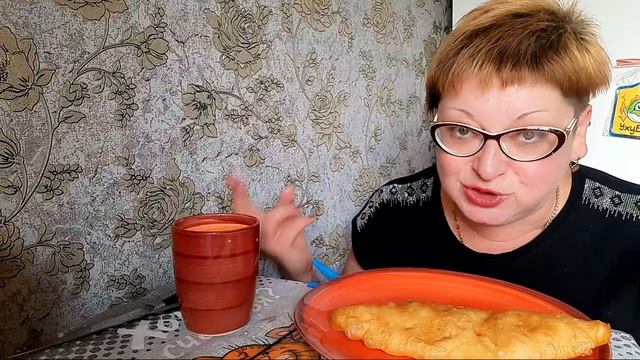 пожрем/Мукбанг чебуреки и пирог с картошкой/обжор и разговоры на камеру