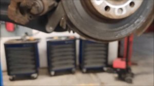 SKODA YETI Замена задних тормозных дисков и колодок