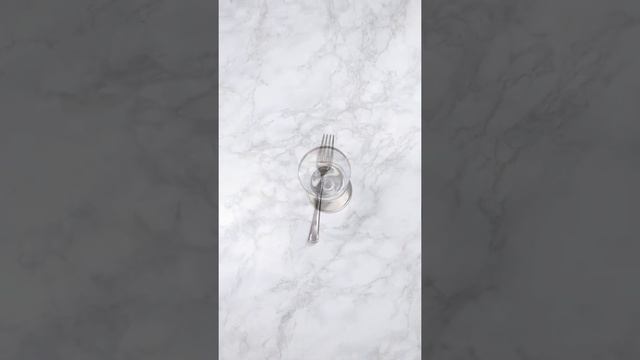 Набор пластиковой одноразовой посуды. Тарелки 19см и 23см золотистой каймой. Бокалы. Приборы.