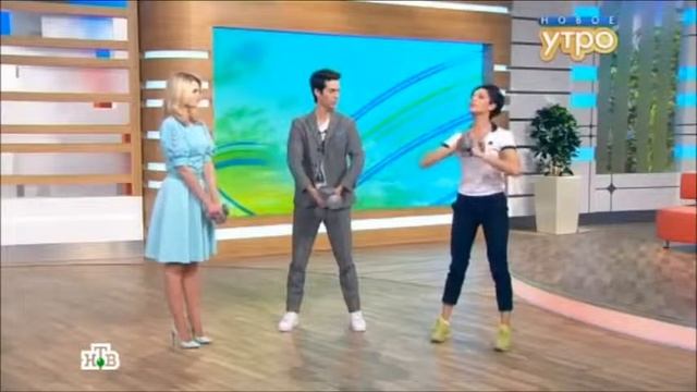 Ирина Турчинская показывает приседания с гантелями смотреть онлайн