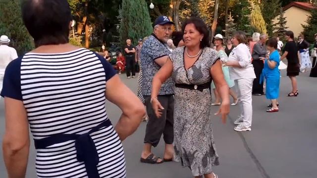 Я ДЛЯ ТЕБЯ ОДНОЙ ЖИВУ, ЛЮБОВЬ МОЯ!???/ТАНЦЫ В ПАРКЕ ГОРЬКОГО ХАРЬКОВ АВГУСТ 2021 смотреть онлайн