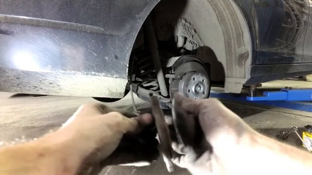Mercedes W204 III. Замена задних колодок. смотреть онлайн