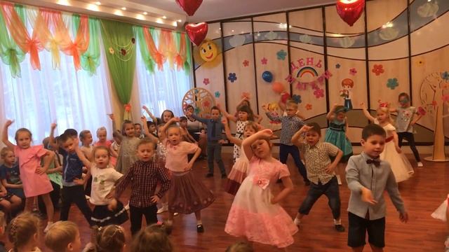 старшая группа танец Далеко от мамы смотреть онлайн