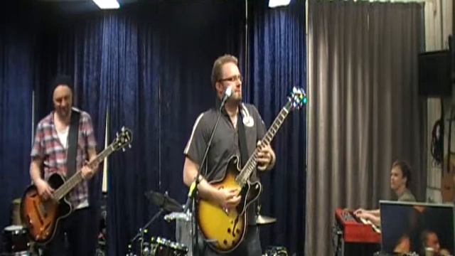 Just a little bit of blues guitar playing with Micke Mojo смотреть онлайн