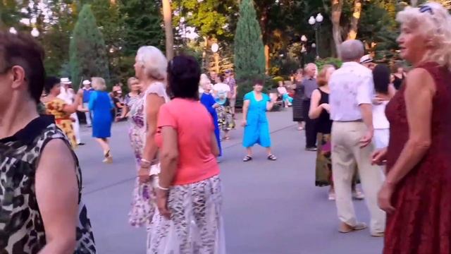 БЕЛАЯ БЕРЁЗА, ТЫ ЛЮБОВЬ МОЯ! ТАНЦЫ В ПАРКЕ ГОРЬКОГО ХАРЬКОВ смотреть онлайн