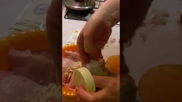 Маринад вкусных, сочных куриных бедер! смотреть онлайн