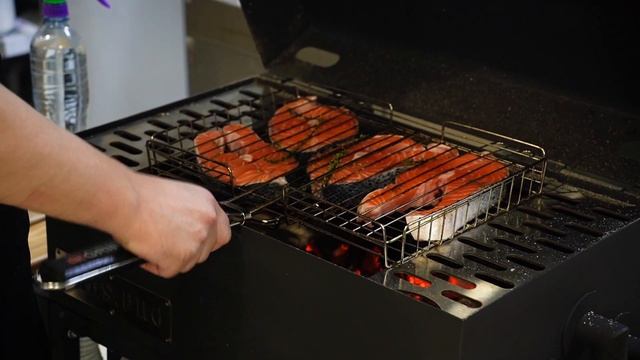 Стейк из лосося на гриле AABS. Жарим рыбу на гриле с автоподдувом смотреть онлайн